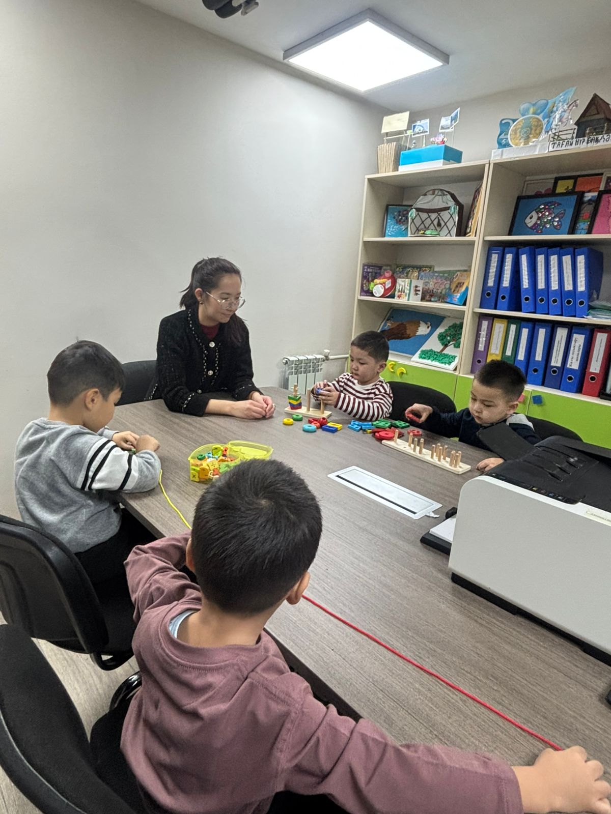 Мақсаты: Ата-аналардың баланы тәрбиелеу мен оқыту мәселелері бойынша педагогикалық сауаттылығын арттыру,проблемалық мәселелерді шешу,жағдаяттарды шешуге көмектесу,баланың жетістіктері туралы ақпараттандыру.